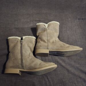 Cushion Walk Rickie Sherpa Lined Ankle Boots | Taupe Zip Booties | Women’s 8